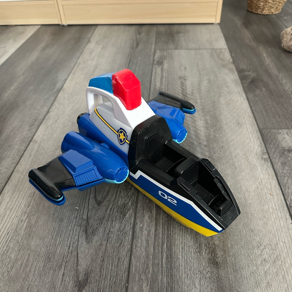 Blue and Red Kids chase toy